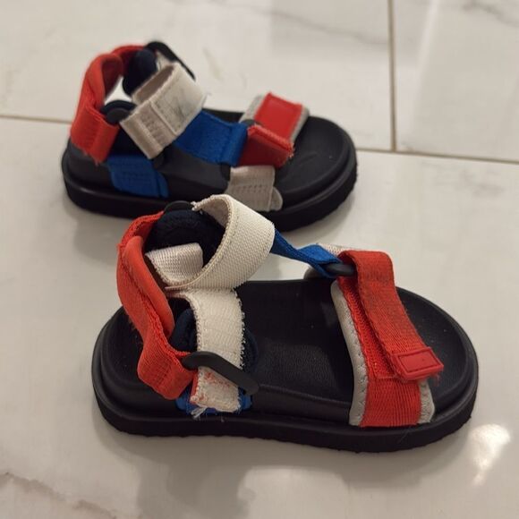 Toddlers Sporty Sandals - Like New - Velcro Straps - GAP Kids - Size 5-6 - Picture 2 of 4